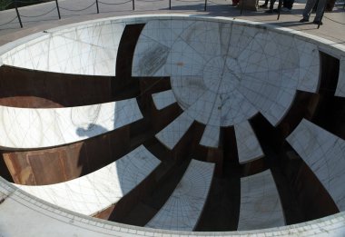 Jantar Mantar gözlemevinde mimari astronomik araçlar (1734 yılında tamamlandı), Jaipur, Hindistan