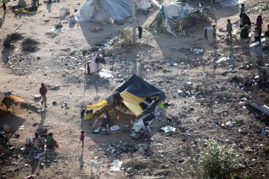 Jaipur, Hindistan - 29 Ocak 2014: Yoksul evsizlerin çadırları çöp sahasında
