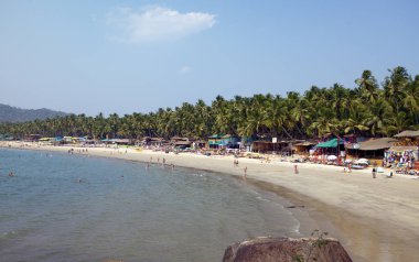 Goa, Hindistan - 31 Ocak 2014:Tatilciler, satıcılar, tropik plaj Palolem'de kafe