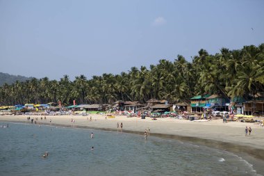 Goa, Hindistan - 31 Ocak 2014:Tatilciler, satıcılar, tropik plaj Palolem'de kafe