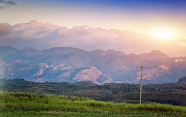 Pôr Sol Brilhante Sobre Terreno Montanhoso Cuba — Fotografia de Stock