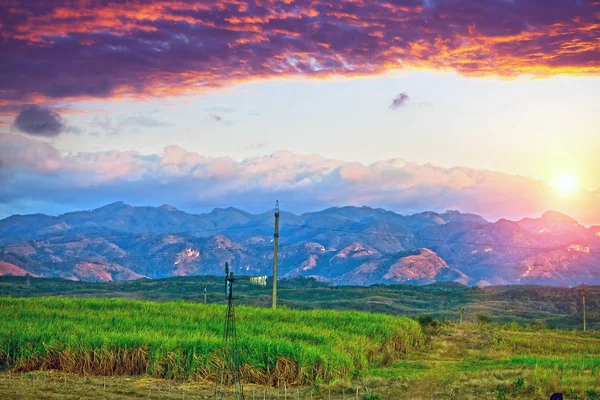 Zářivý Západ Slunce Nad Hornatou Terénem Kuba — Stock fotografie