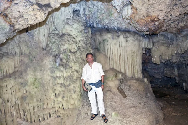 Erkek Turist Bellamar Mağarasında Fotoğraflandı Matanzas Küba — Stok fotoğraf