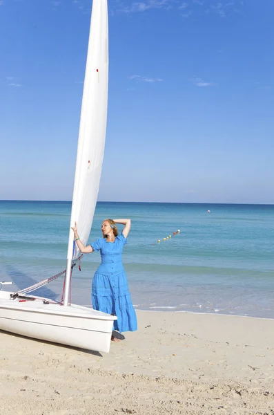 Cuba Mulher Bonita Mar Azul Perto Barco Com Sai — Fotografia de Stock