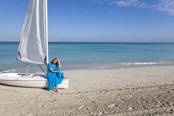 美丽的女人在蓝色的海洋靠近船与赛 — 图库照片