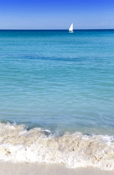 Zeilboot Blauwe Zee Aan Horizon Cuba — Stockfoto