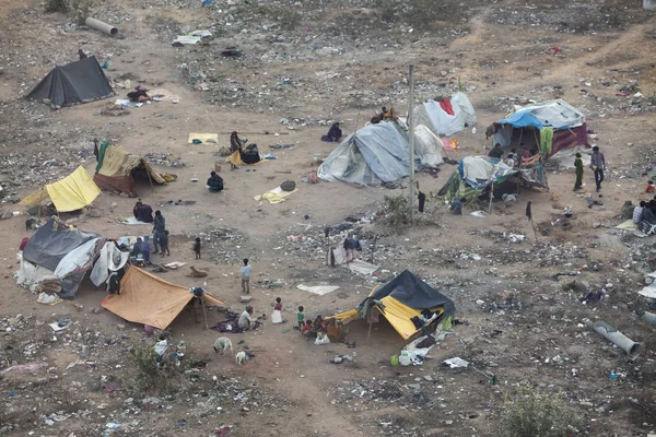 Jaipur, Hindistan - 29 Ocak 2014: Yoksul evsizlerin çadırları çöp sahasında