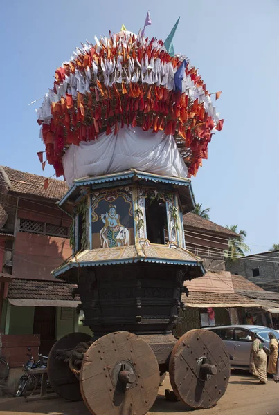 Gokarna India มกราคม 2014 รถรบไม โบราณท ธงและภาพวาดของเทพเจ ในหม านศ Gokarna — ภาพถ่ายสต็อก