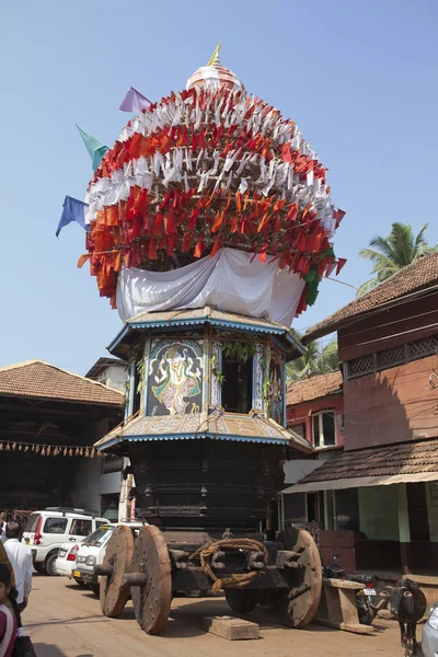 Gokarna India มกราคม 2014 รถรบไม โบราณท ธงและภาพวาดของเทพเจ ในหม านศ Gokarna — ภาพถ่ายสต็อก