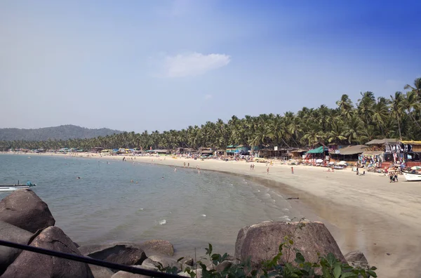 Goa, Hindistan - 31 Ocak 2014:Tatilciler, satıcılar, tropik plaj Palolem'de kafe