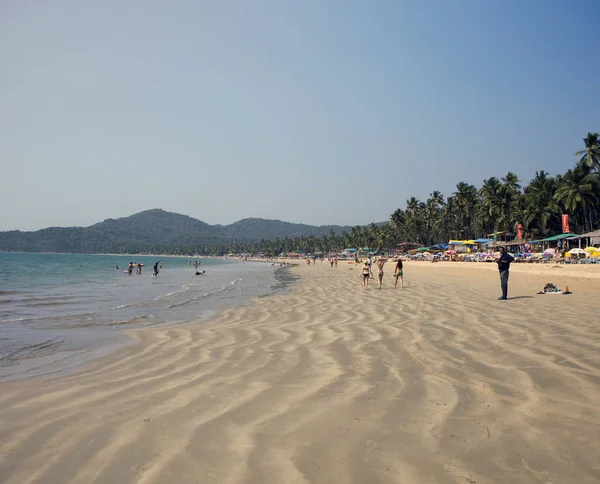 Goa, Hindistan - 31 Ocak 2014:Palolem tropik sahilinde tatilciler