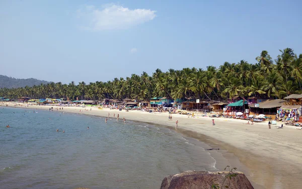 Goa, Hindistan - 31 Ocak 2014:Tatilciler, satıcılar, tropik plaj Palolem'de kafe