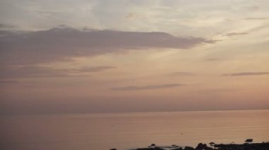 Sunrise sabahın erken saatlerinde tropikal Pemuteran Bali beach, Endonezya, küçük 4k yüksek çözünürlük