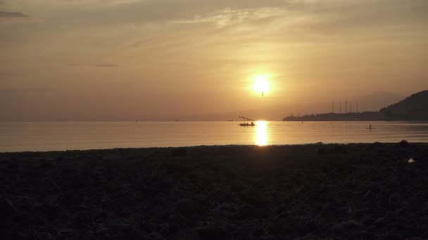 A trópusi Pemuteran Bali beach, Indonézia, klip 4k nagy felbontású reggel a napkelte — Stock videók