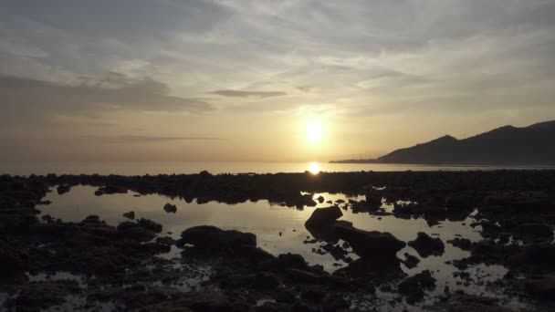 Východ slunce brzy ráno na tropické Pemuteran Bali beach, Indonésie, klip 4k vysokým rozlišením — Stock video