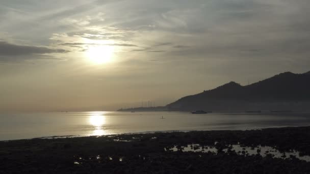 Sunrise sabahın erken saatlerinde tropikal Pemuteran Bali beach, Endonezya, küçük 4k yüksek çözünürlük — Stok video