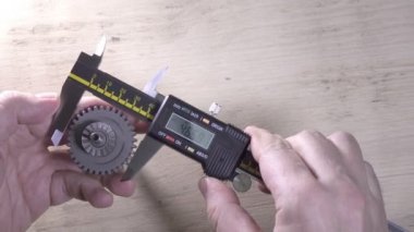 Dijital kaliper ile erkek eller, bir detay ölçüm süreci