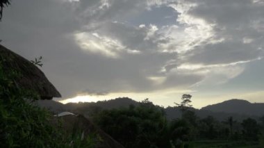 Bir yağmur sırasında dağ ve çiftçilerin ev pirinç terasları üzerinde görünümü. Bali, Endonezya