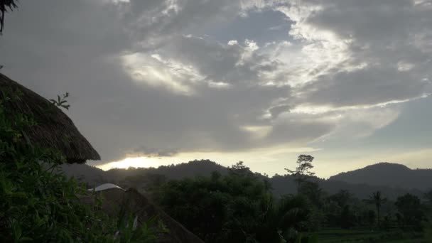 Vista em terraços de arroz de montanha e casa de agricultores durante uma chuva. Bali, Indonésia — Vídeo de Stock