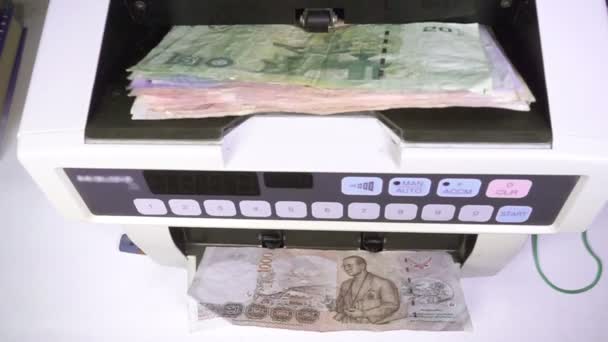 電子マネーカウンターマシンは数えているアメリカドルの紙幣を数えている — ストック動画