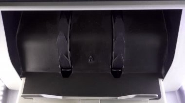 Elektronik para sayma makinesi Amerikan 100 dolarlık banknotlarını sayıyor.