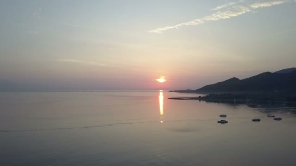 Pemuteran Luchtfoto Van Drone Steenachtige Zeekust Bergen Een Zonsondergang Indonesië — Stockvideo