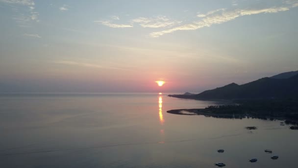 Pemuteran Vista Aérea Desde Dron Costa Pedregosa Montañas Atardecer Indonesia — Vídeo de stock