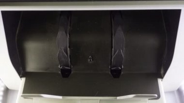 Elektronik para sayma makinesi Amerikan 100 dolarlık banknotlarını sayıyor.