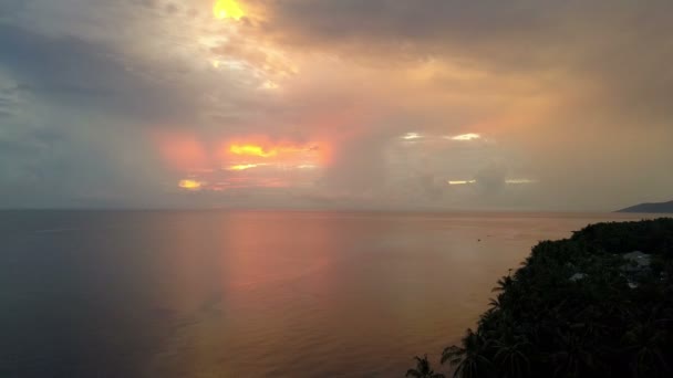 Vista Aérea Desde Dron Del Amanecer Del Sol Sobre Mar — Vídeo de stock