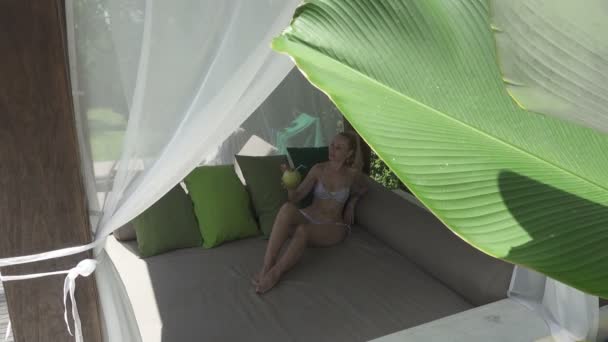 这个年轻苗条的女人在棕榈树下的热带度假胜地休息 — 图库视频影像