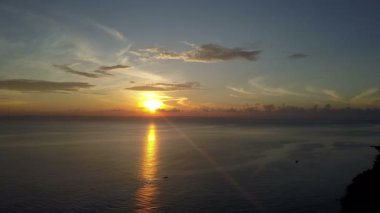Tropik denizde gün doğumu. Drone'dan aero çekimi