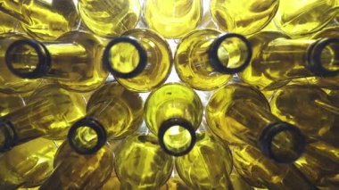 Boş kahverengi bira şişeleri, beyaz arka plandaki üst görünüm, Dolly vurdu.