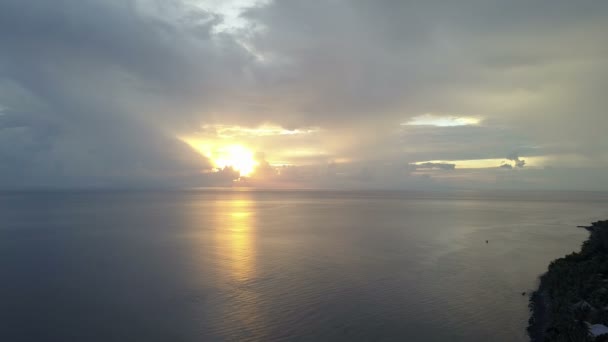 热带海上的日出 从无人机的航空射击 与棕榈树的海岸 太阳闪耀在云中 渔船在海上 — 图库视频影像