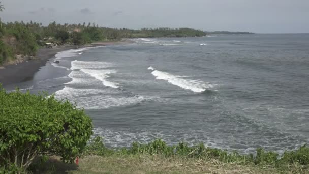 大海的波涛滚滚的岩石海岸，印度尼西亚巴厘岛上 — 图库视频影像
