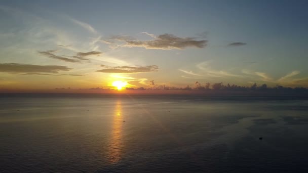 Salida del sol en el mar tropical. Aero disparando desde el dron, La costa con palmeras, El sol para brillar a través de las nubes, Barcos de pesca en el mar — Vídeo de stock