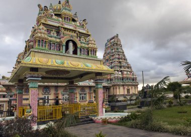 Mauritius. Güneşli bir günde Hindu tapınağı Şehir manzara