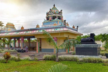 Mauritius. Güneşli bir günde Hindu tapınağı Şehir manzara