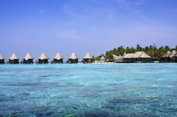 Σπίτια Κατά Διάρκεια Διαφανές Ήσυχη Θάλασσα Νερό Τροπικό Παράδεισο Μαλδίβες — Φωτογραφία Αρχείου