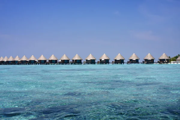 静かな海の透明な水 熱帯楽園 モルディブに対する住宅 — ストック写真