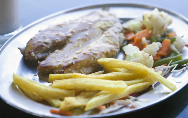 Fisch Mit Kartoffeln Auf Einem Teller — Stockfoto