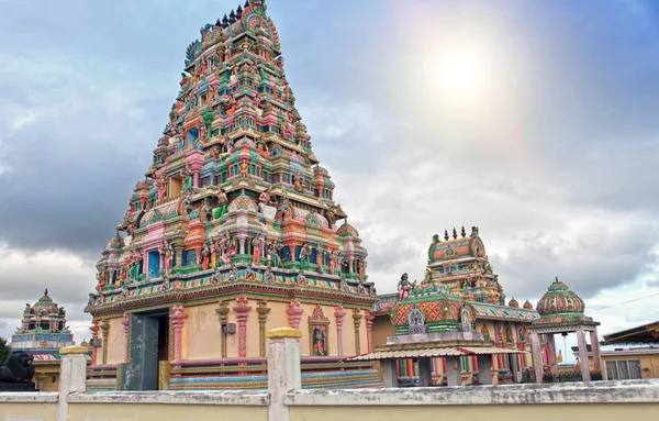 毛里求斯 阳光明媚的印度教寺庙城市景观 — 图库照片