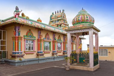 Mauritius. Güneşli bir günde Hindu tapınağı Şehir manzara