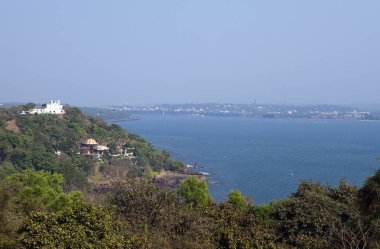 Hindistan. Goa Deniz ve tepedeki eski sömürge binaları görünümü