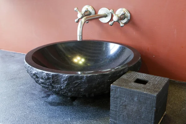 Black Stone Sink Red Wall — Stock Photo, Image