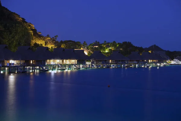 Nattlandskap Med Hus Över Vattnet Havet Bakgrundsbelysning Polynesien — Stockfoto