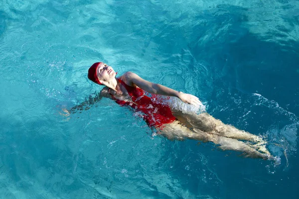 Young Woman Red Bathing Suit Swimming Blue Sea Tahit — Stock Photo, Image