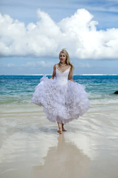 Bella Donna Giovane Vestito Della Sposa Corre Onde Del Mare — Foto Stock