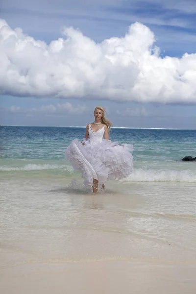 Bela Mulher Jovem Vestido Noiva Corre Ondas Mar — Fotografia de Stock