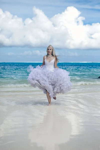 Bella Donna Giovane Vestito Della Sposa Corre Onde Del Mare — Foto Stock