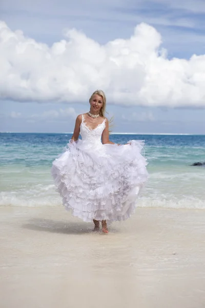 Jovem Mulher Bonita Longo Vestido Noiva Branco Corre Longo Borda — Fotografia de Stock